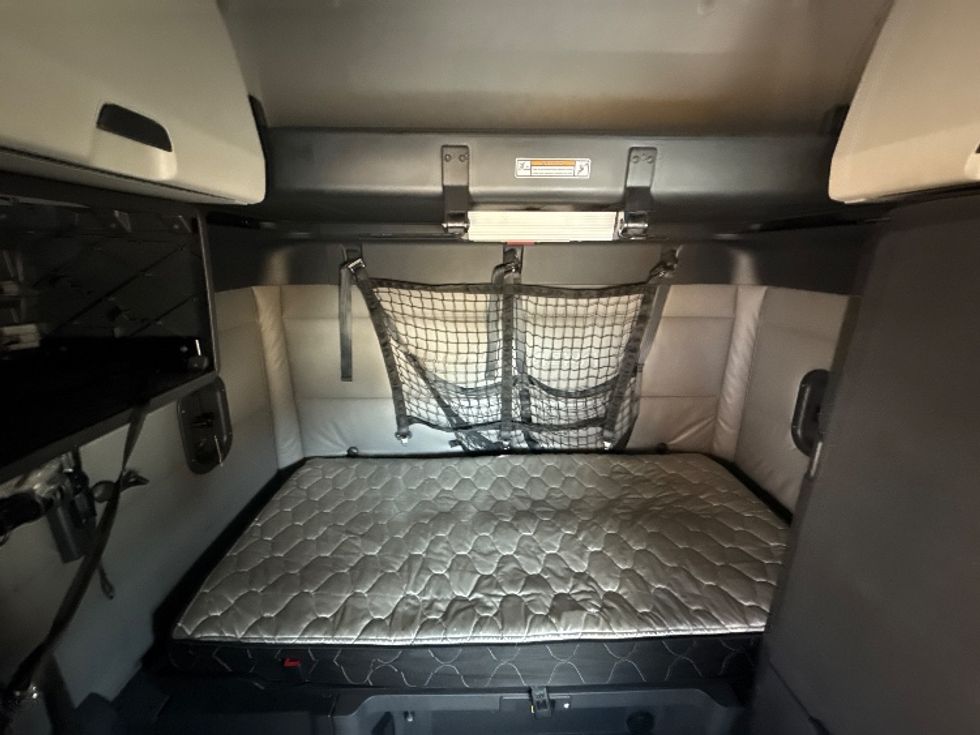 Sleeper Tractor-Heavy Duty Tractors-Freightliner-2022-T12664ST-Sturtevant-WI-576,376\n\t\tmiles-$ 62,750 - Image 15