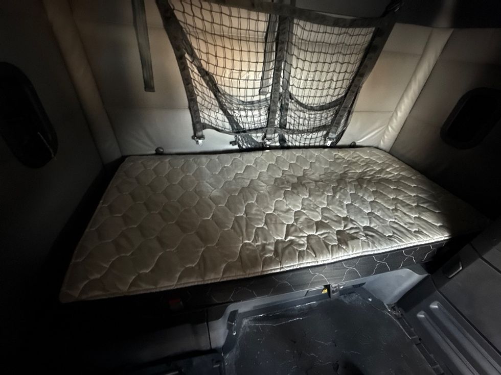 Sleeper Tractor-Heavy Duty Tractors-Freightliner-2022-T12664ST-Sturtevant-WI-576,376\n\t\tmiles-$ 62,750 - Image 16