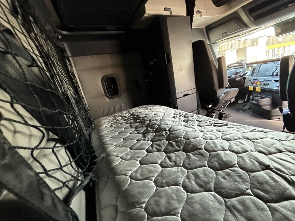 Sleeper Tractor-Heavy Duty Tractors-Freightliner-2022-T12664ST-Sturtevant-WI-576,376\n\t\tmiles-$ 62,750 - Image 17