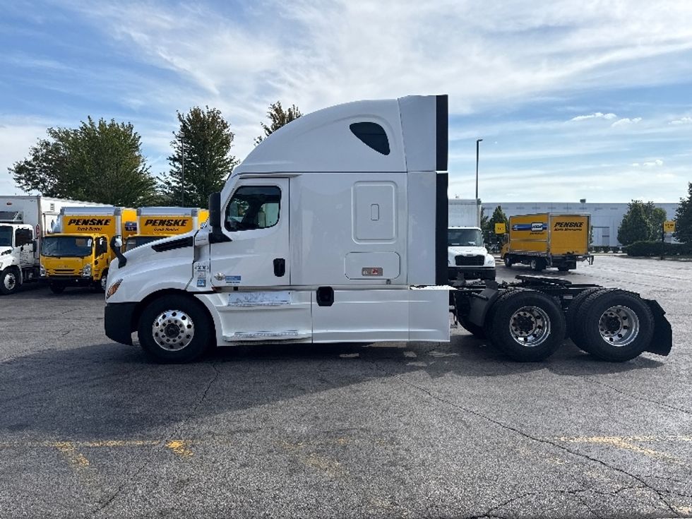 Sleeper Tractor-Heavy Duty Tractors-Freightliner-2022-T12664ST-Sturtevant-WI-576,376\n\t\tmiles-$ 62,750 - Image 4