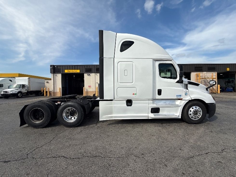 Sleeper Tractor-Heavy Duty Tractors-Freightliner-2022-T12664ST-Sturtevant-WI-576,376\n\t\tmiles-$ 62,750 - Image 8