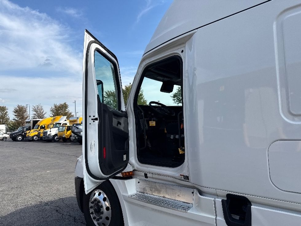 Sleeper Tractor-Heavy Duty Tractors-Freightliner-2022-T12664ST-Sturtevant-WI-576,376\n\t\tmiles-$ 62,750 - Image 9