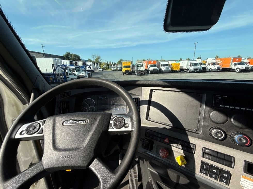 Sleeper Tractor-Heavy Duty Tractors-Freightliner-2022-T12664ST-Sturtevant-WI-578,772\n\t\tmiles-$ 62,500 - Image 11