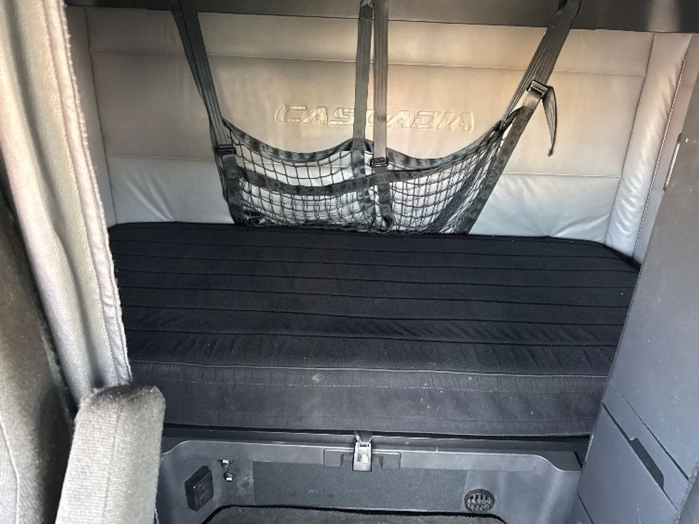 Sleeper Tractor-Heavy Duty Tractors-Freightliner-2022-T12664ST-Sturtevant-WI-578,772\n\t\tmiles-$ 62,500 - Image 16