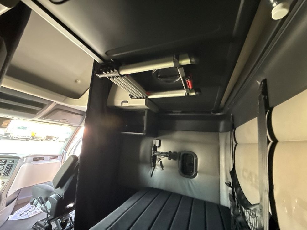 Sleeper Tractor-Heavy Duty Tractors-Freightliner-2022-T12664ST-Sturtevant-WI-578,772\n\t\tmiles-$ 62,500 - Image 19