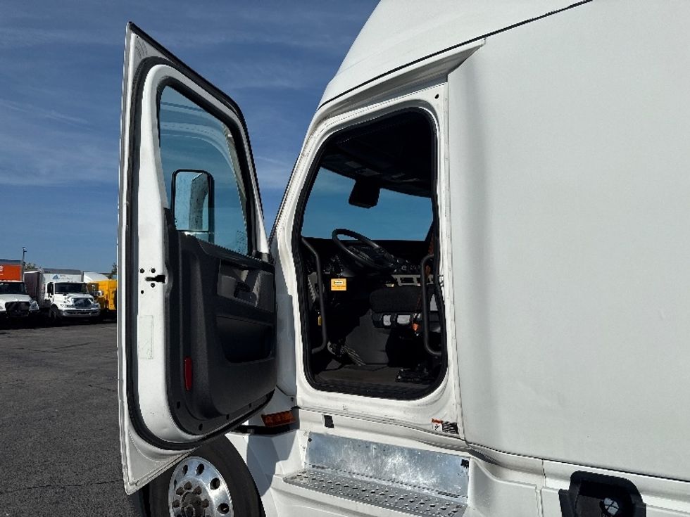 Sleeper Tractor-Heavy Duty Tractors-Freightliner-2022-T12664ST-Sturtevant-WI-578,772\n\t\tmiles-$ 62,500 - Image 9