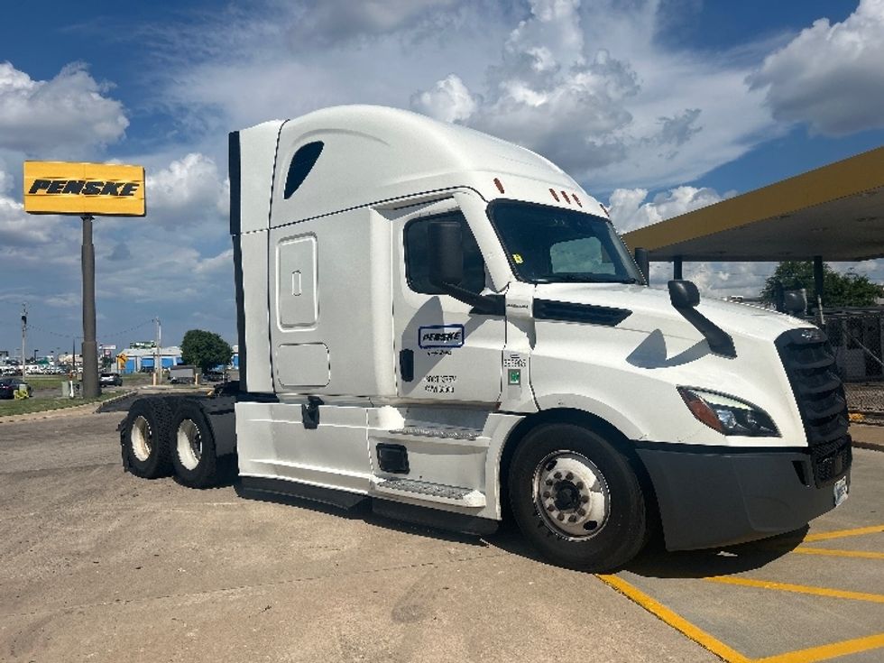 Sleeper Tractor-Heavy Duty Tractors-Freightliner-2022-T12664ST-Sturtevant-WI-589,338\n\t\tmiles-$ 65,000 - Image 1