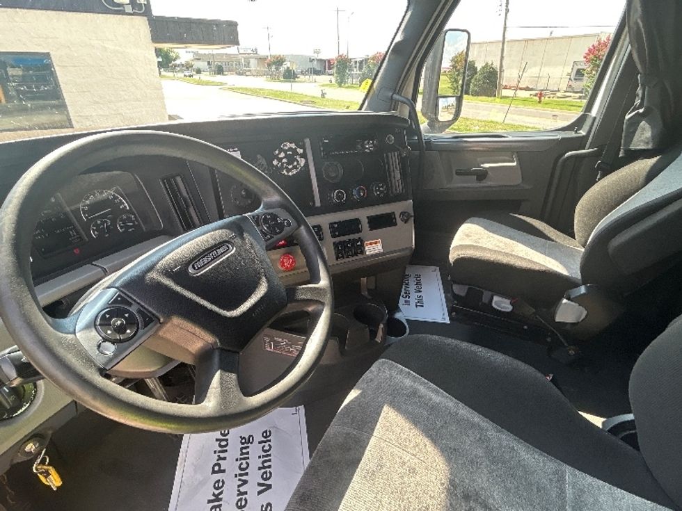 Sleeper Tractor-Heavy Duty Tractors-Freightliner-2022-T12664ST-Sturtevant-WI-589,338\n\t\tmiles-$ 65,000 - Image 10