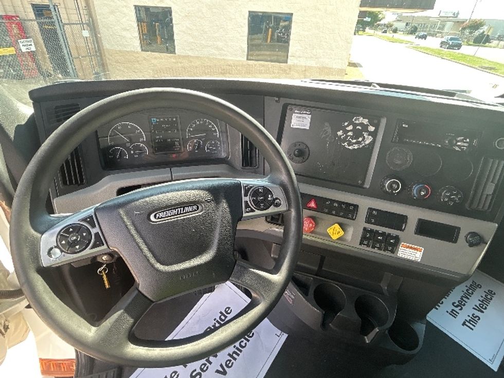 Sleeper Tractor-Heavy Duty Tractors-Freightliner-2022-T12664ST-Sturtevant-WI-589,338\n\t\tmiles-$ 65,000 - Image 11