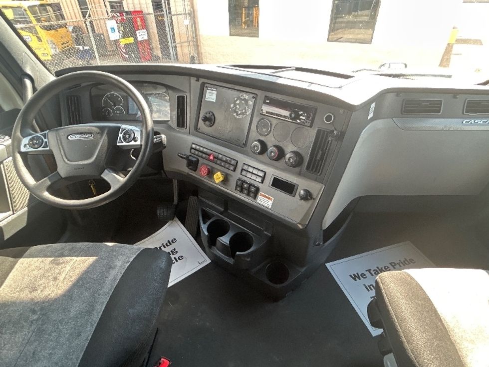 Sleeper Tractor-Heavy Duty Tractors-Freightliner-2022-T12664ST-Sturtevant-WI-589,338\n\t\tmiles-$ 65,000 - Image 12