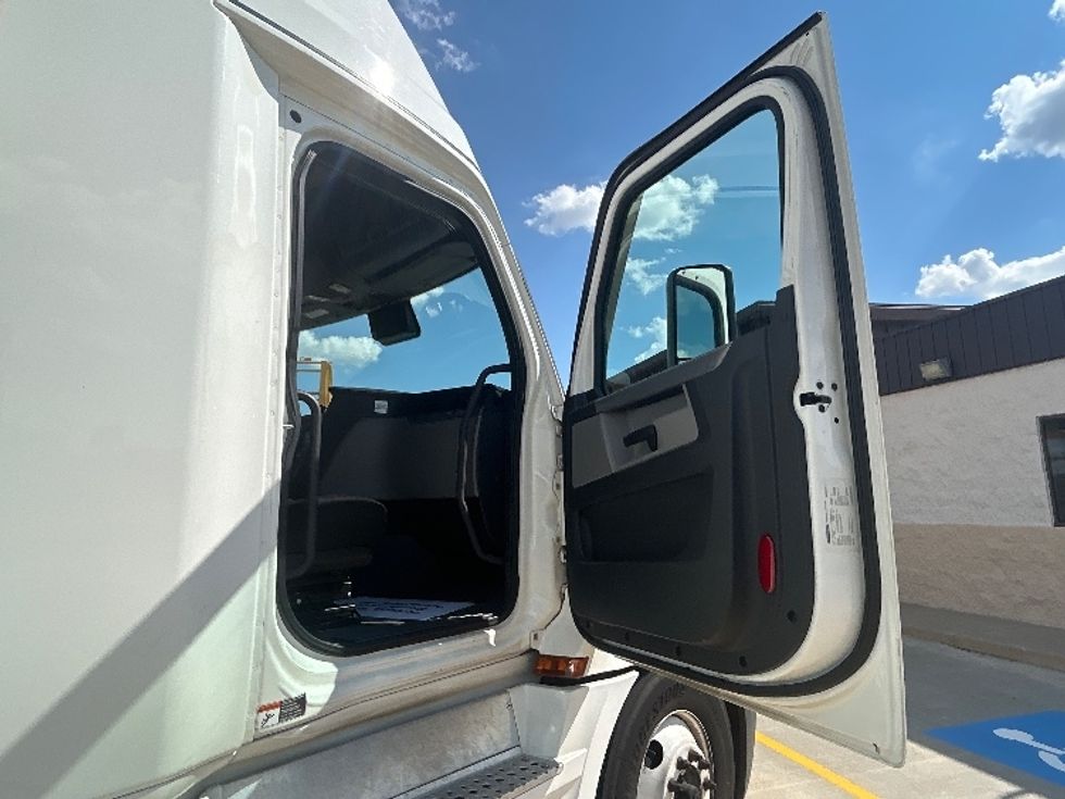 Sleeper Tractor-Heavy Duty Tractors-Freightliner-2022-T12664ST-Sturtevant-WI-589,338\n\t\tmiles-$ 65,000 - Image 13