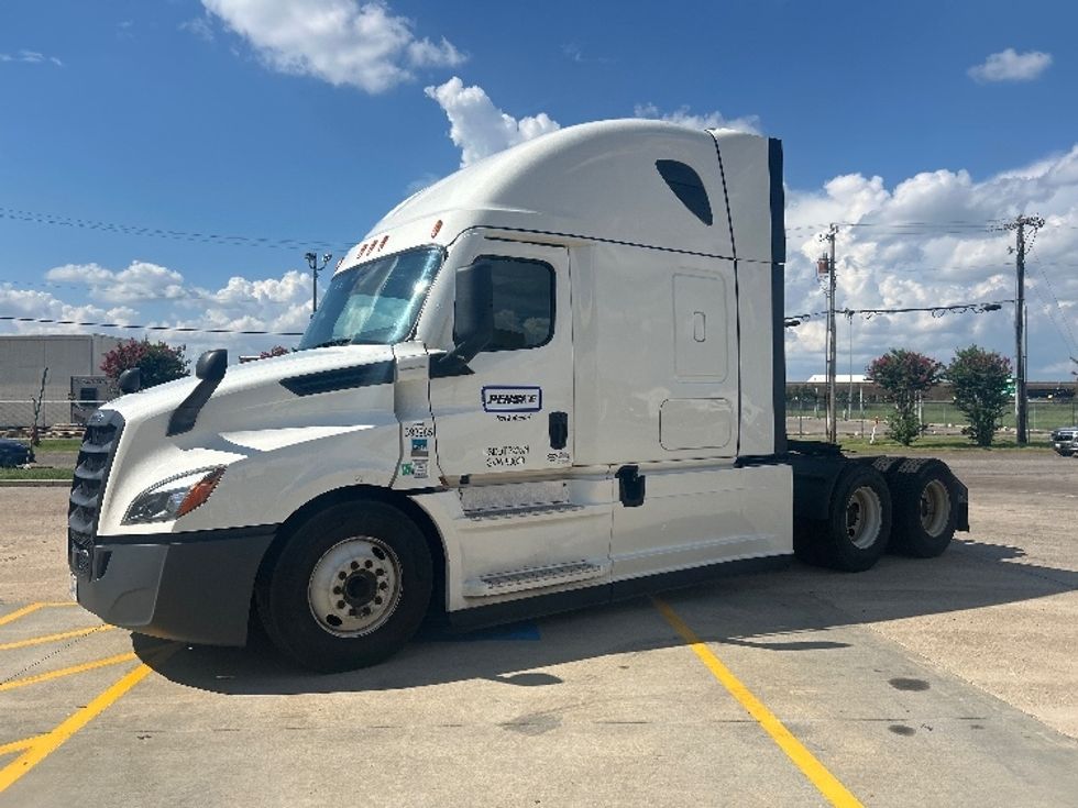 Sleeper Tractor-Heavy Duty Tractors-Freightliner-2022-T12664ST-Sturtevant-WI-589,338\n\t\tmiles-$ 65,000 - Image 3
