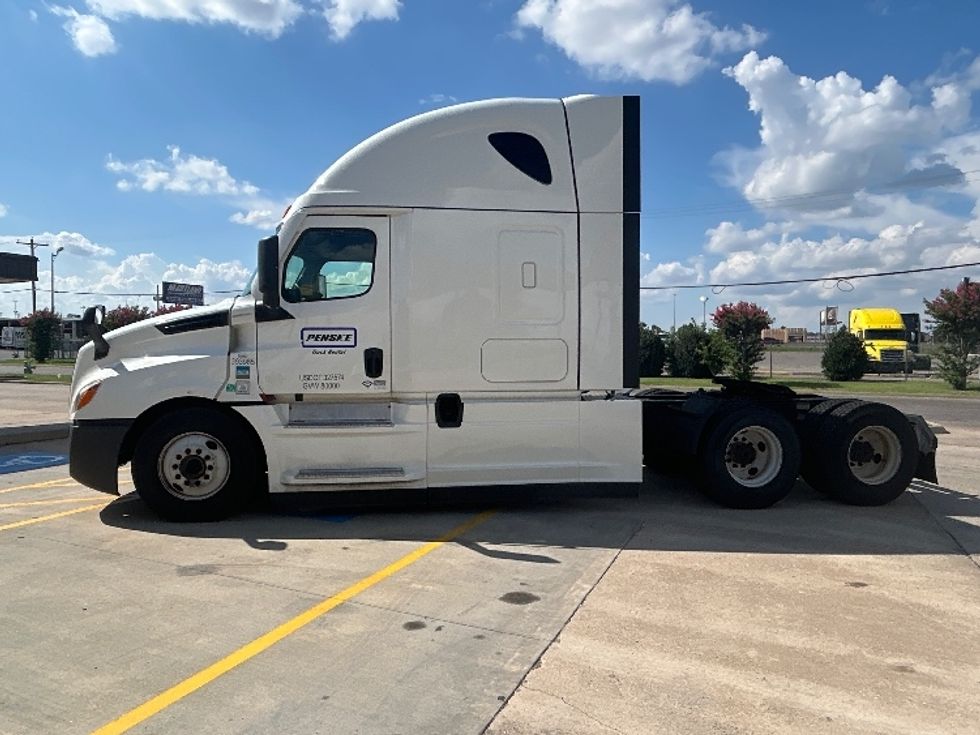 Sleeper Tractor-Heavy Duty Tractors-Freightliner-2022-T12664ST-Sturtevant-WI-589,338\n\t\tmiles-$ 65,000 - Image 4