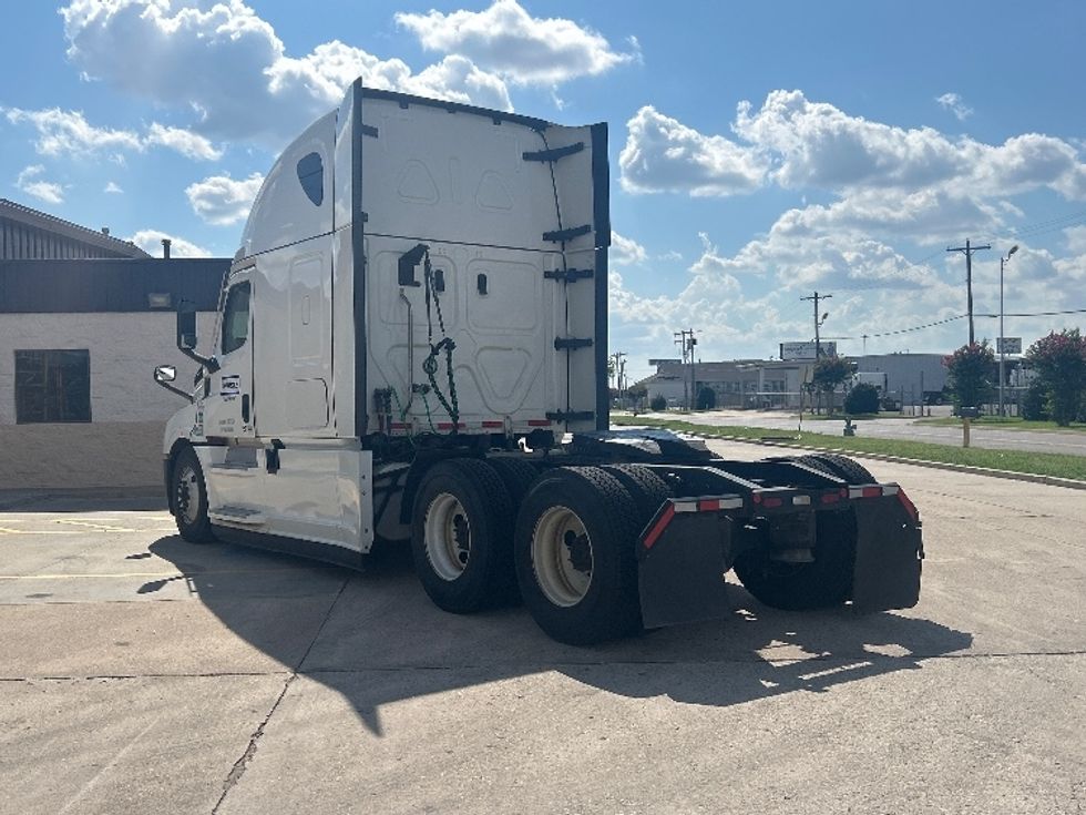 Sleeper Tractor-Heavy Duty Tractors-Freightliner-2022-T12664ST-Sturtevant-WI-589,338\n\t\tmiles-$ 65,000 - Image 5