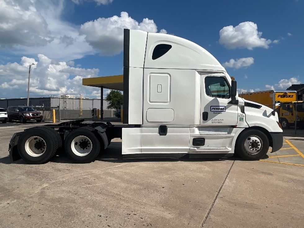 Sleeper Tractor-Heavy Duty Tractors-Freightliner-2022-T12664ST-Sturtevant-WI-589,338\n\t\tmiles-$ 65,000 - Image 8