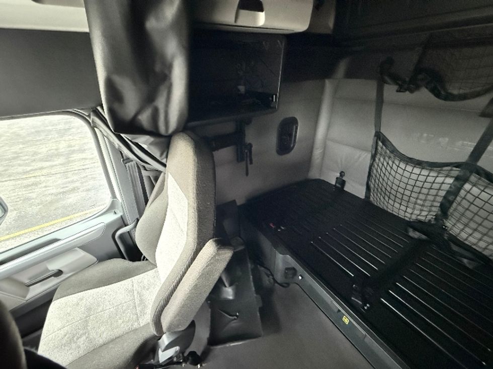 Sleeper Tractor-Heavy Duty Tractors-Freightliner-2022-T12664ST-Sturtevant-WI-590,258\n\t\tmiles-$ 56,250 - Image 11