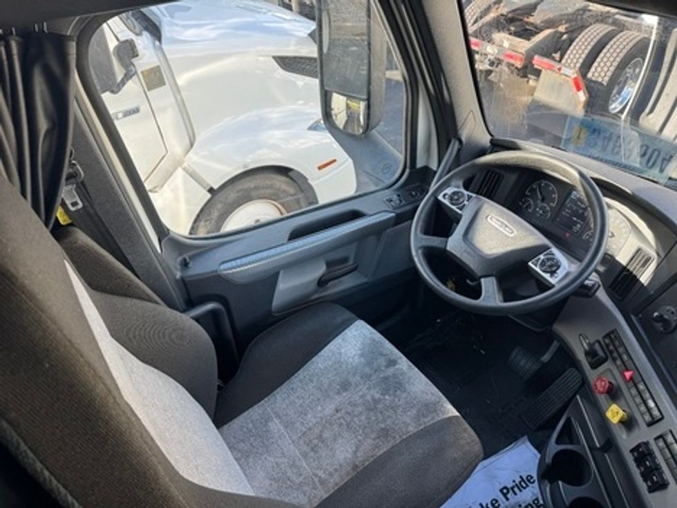 Sleeper Tractor-Heavy Duty Tractors-Freightliner-2022-T12664ST-Sturtevant-WI-590,258\n\t\tmiles-$ 56,250 - Image 13