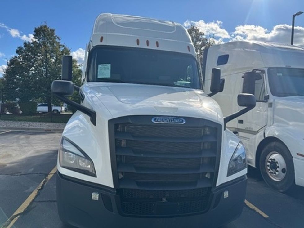 Sleeper Tractor-Heavy Duty Tractors-Freightliner-2022-T12664ST-Sturtevant-WI-590,258\n\t\tmiles-$ 56,250 - Image 2