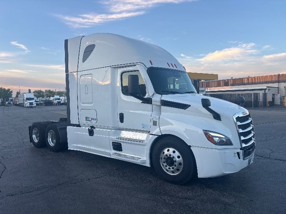 Sleeper Tractor-Heavy Duty Tractors-Freightliner-2022-T12664ST-Sturtevant-WI-595,036\n\t\tmiles-$ 60,250 - Image 1