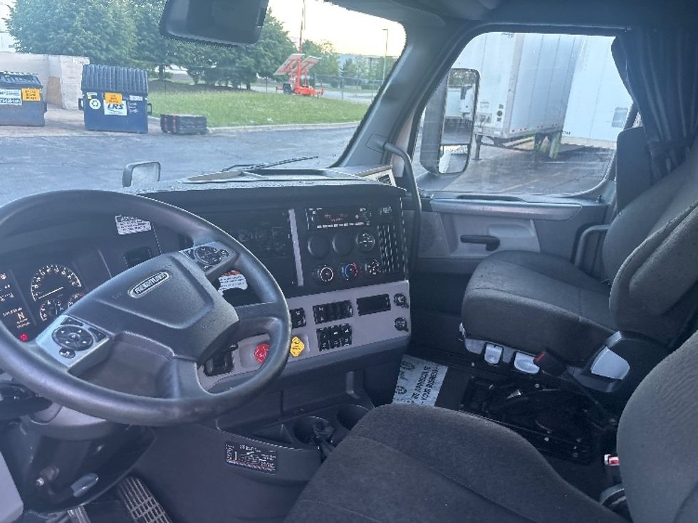 Sleeper Tractor-Heavy Duty Tractors-Freightliner-2022-T12664ST-Sturtevant-WI-595,036\n\t\tmiles-$ 60,250 - Image 10