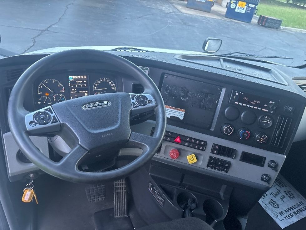 Sleeper Tractor-Heavy Duty Tractors-Freightliner-2022-T12664ST-Sturtevant-WI-595,036\n\t\tmiles-$ 60,250 - Image 11