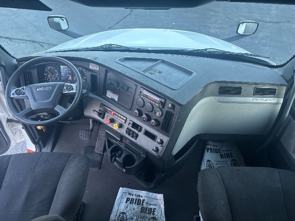 Sleeper Tractor-Heavy Duty Tractors-Freightliner-2022-T12664ST-Sturtevant-WI-595,036\n\t\tmiles-$ 60,250 - Image 12