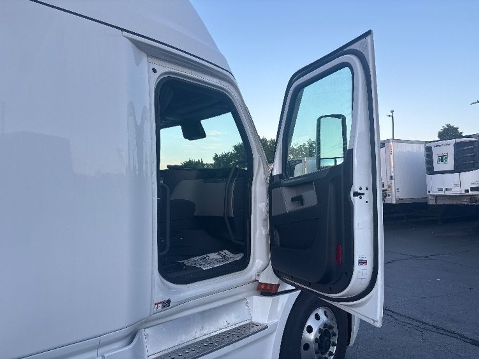 Sleeper Tractor-Heavy Duty Tractors-Freightliner-2022-T12664ST-Sturtevant-WI-595,036\n\t\tmiles-$ 60,250 - Image 13