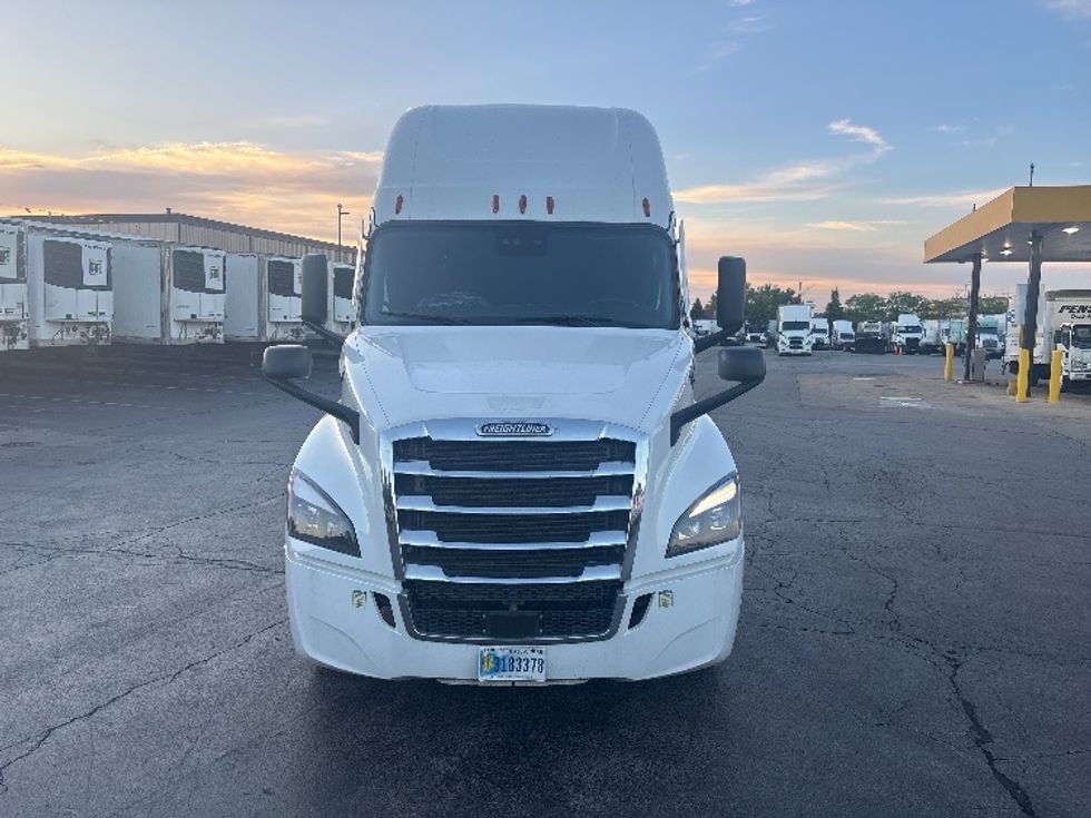 Sleeper Tractor-Heavy Duty Tractors-Freightliner-2022-T12664ST-Sturtevant-WI-595,036\n\t\tmiles-$ 60,250 - Image 2