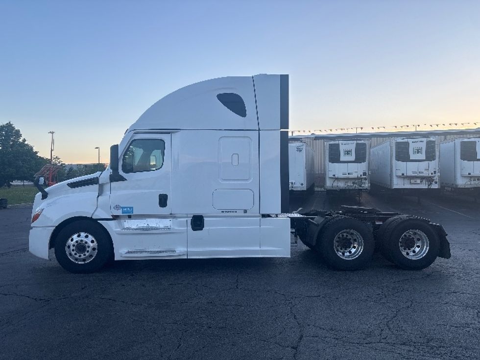 Sleeper Tractor-Heavy Duty Tractors-Freightliner-2022-T12664ST-Sturtevant-WI-595,036\n\t\tmiles-$ 60,250 - Image 4