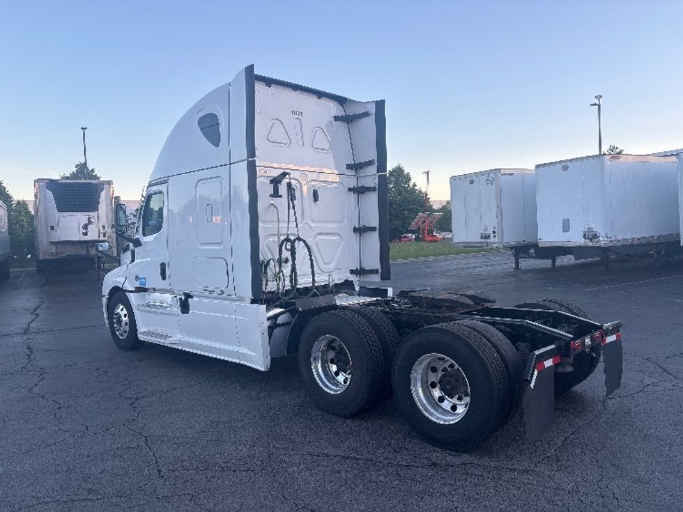 Sleeper Tractor-Heavy Duty Tractors-Freightliner-2022-T12664ST-Sturtevant-WI-595,036\n\t\tmiles-$ 60,250 - Image 5