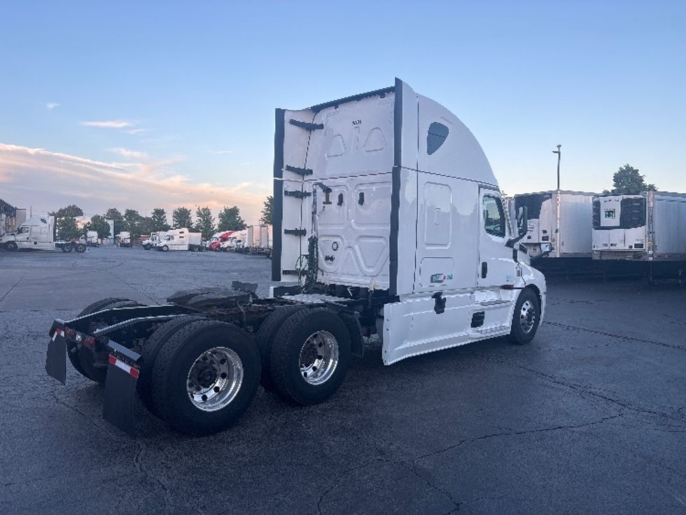 Sleeper Tractor-Heavy Duty Tractors-Freightliner-2022-T12664ST-Sturtevant-WI-595,036\n\t\tmiles-$ 60,250 - Image 7