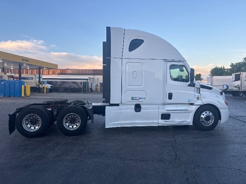 Sleeper Tractor-Heavy Duty Tractors-Freightliner-2022-T12664ST-Sturtevant-WI-595,036\n\t\tmiles-$ 60,250 - Image 8