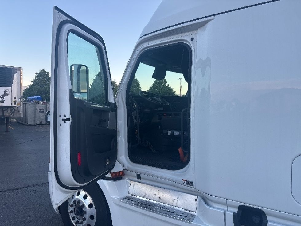 Sleeper Tractor-Heavy Duty Tractors-Freightliner-2022-T12664ST-Sturtevant-WI-595,036\n\t\tmiles-$ 60,250 - Image 9