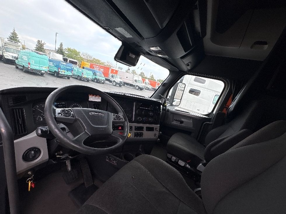 Sleeper Tractor-Heavy Duty Tractors-Freightliner-2022-T12664ST-Sturtevant-WI-595,163\n\t\tmiles-$ 60,250 - Image 10