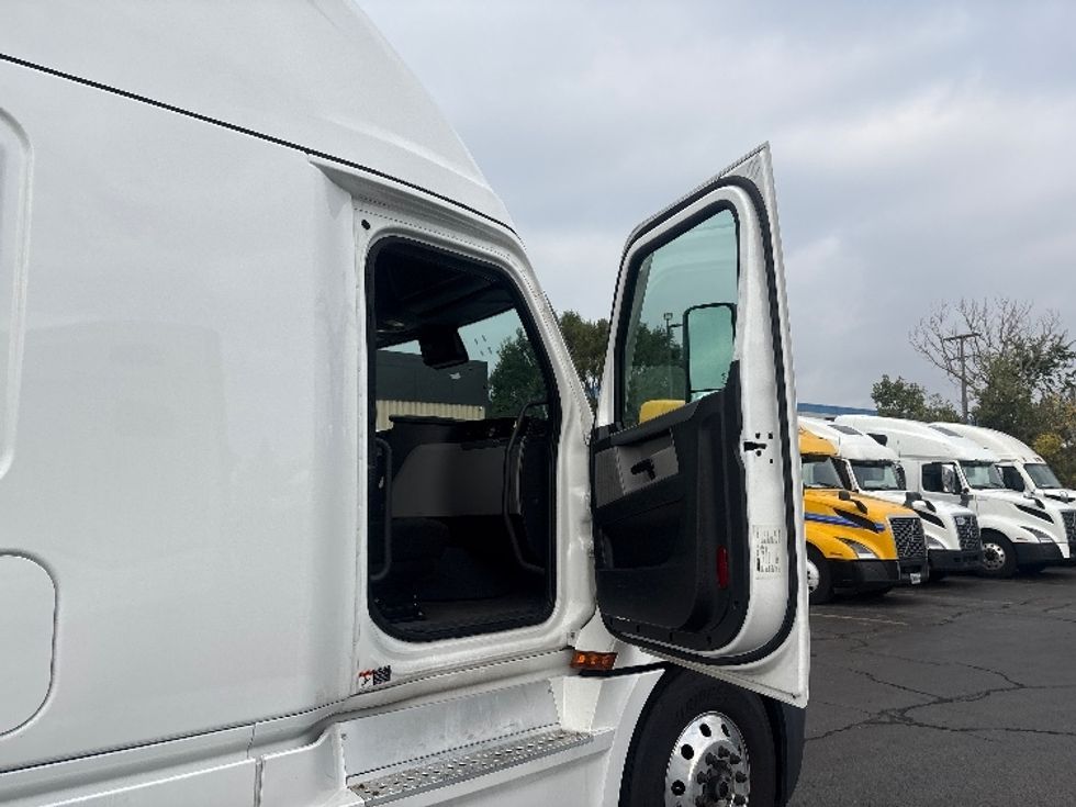 Sleeper Tractor-Heavy Duty Tractors-Freightliner-2022-T12664ST-Sturtevant-WI-595,163\n\t\tmiles-$ 60,250 - Image 13