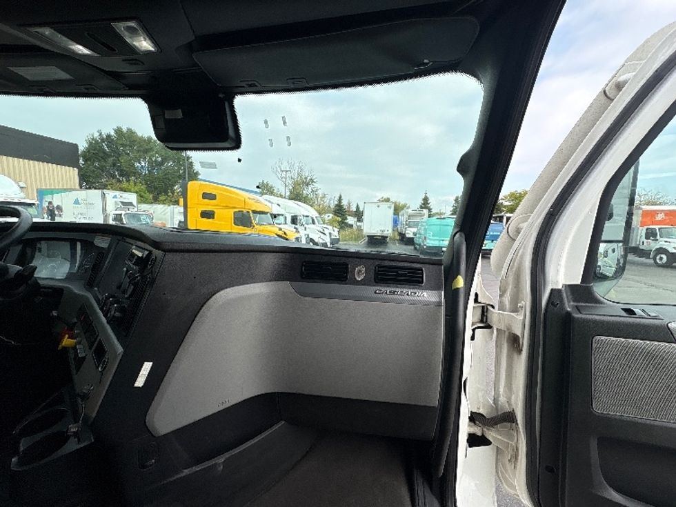 Sleeper Tractor-Heavy Duty Tractors-Freightliner-2022-T12664ST-Sturtevant-WI-595,163\n\t\tmiles-$ 60,250 - Image 14