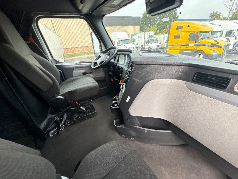 Sleeper Tractor-Heavy Duty Tractors-Freightliner-2022-T12664ST-Sturtevant-WI-595,163\n\t\tmiles-$ 60,250 - Image 15