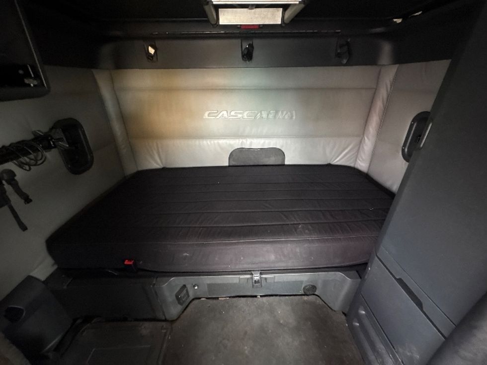 Sleeper Tractor-Heavy Duty Tractors-Freightliner-2022-T12664ST-Sturtevant-WI-595,163\n\t\tmiles-$ 60,250 - Image 16