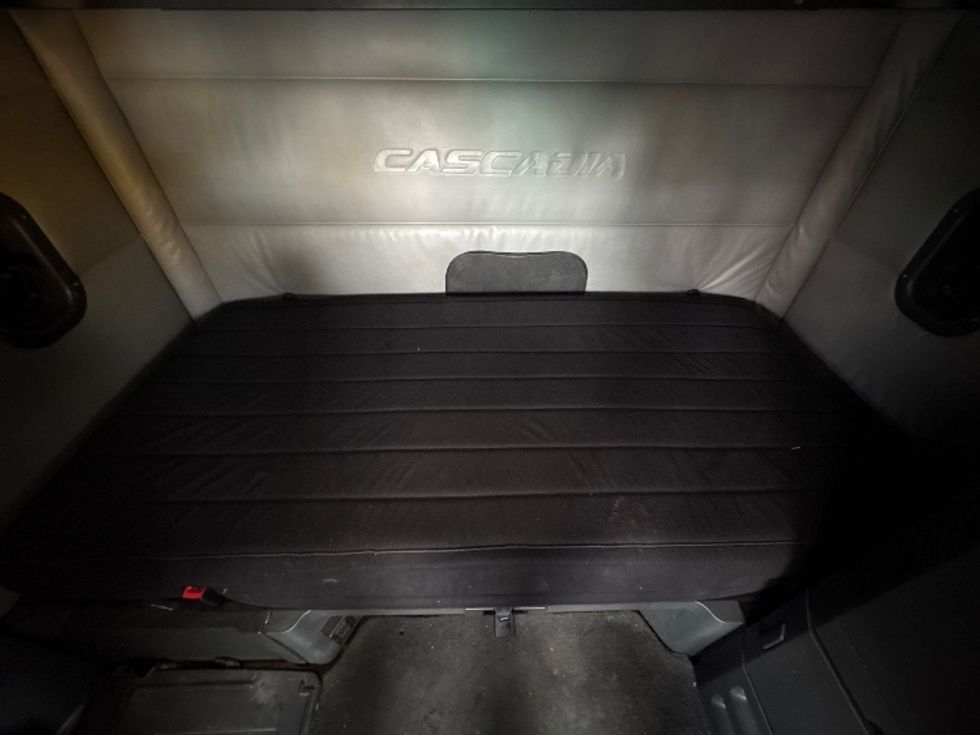 Sleeper Tractor-Heavy Duty Tractors-Freightliner-2022-T12664ST-Sturtevant-WI-595,163\n\t\tmiles-$ 60,250 - Image 17