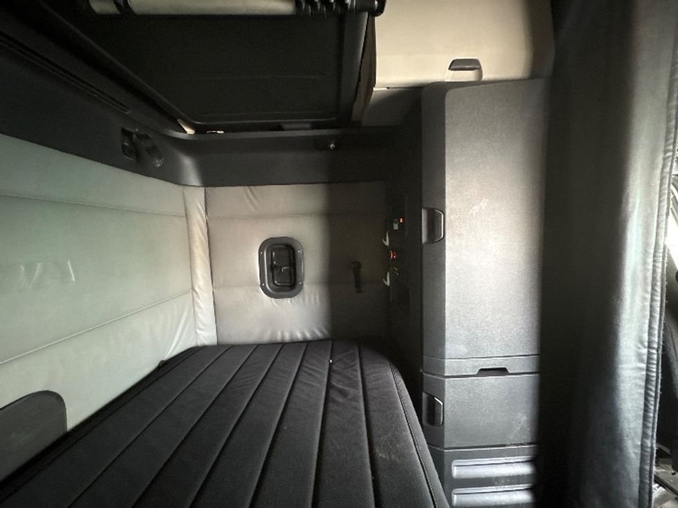 Sleeper Tractor-Heavy Duty Tractors-Freightliner-2022-T12664ST-Sturtevant-WI-595,163\n\t\tmiles-$ 60,250 - Image 18