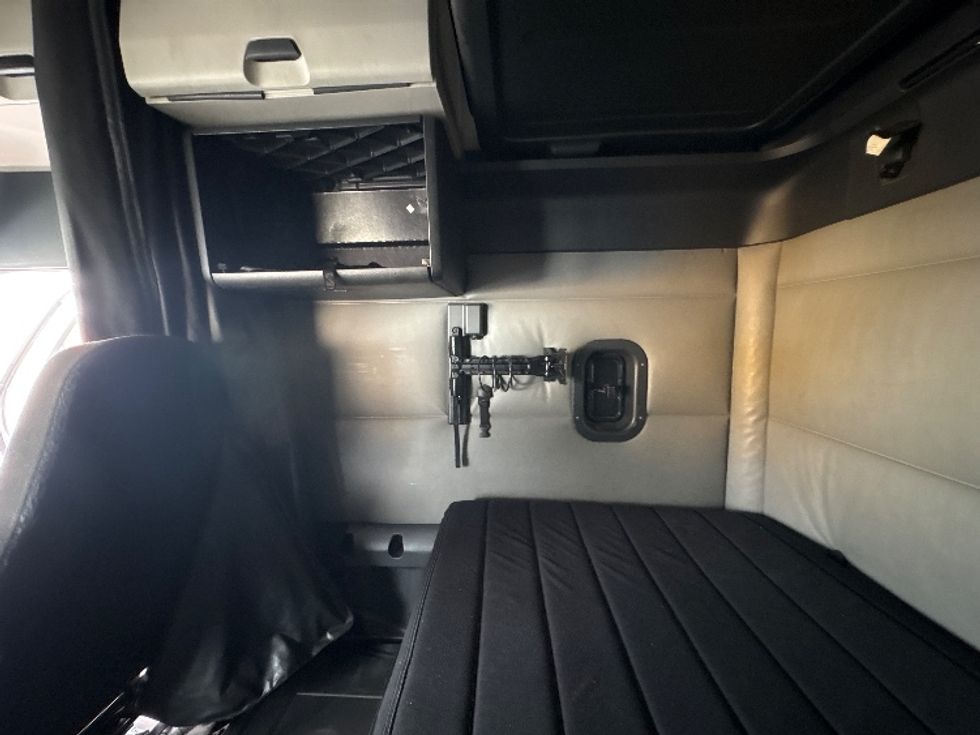 Sleeper Tractor-Heavy Duty Tractors-Freightliner-2022-T12664ST-Sturtevant-WI-595,163\n\t\tmiles-$ 60,250 - Image 19