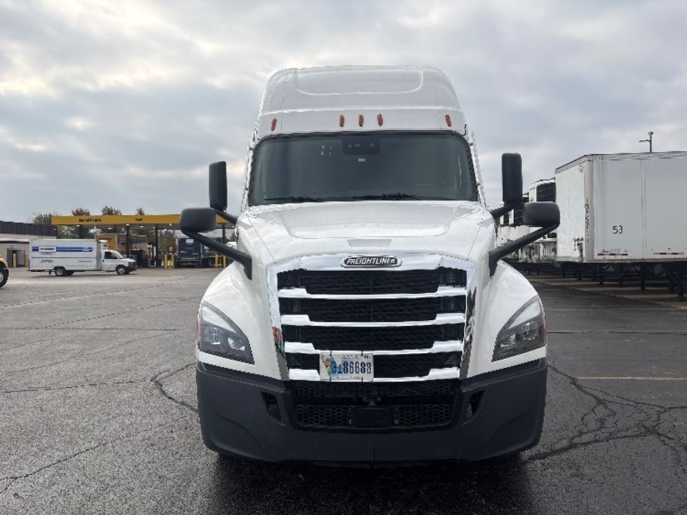 Sleeper Tractor-Heavy Duty Tractors-Freightliner-2022-T12664ST-Sturtevant-WI-595,163\n\t\tmiles-$ 60,250 - Image 2