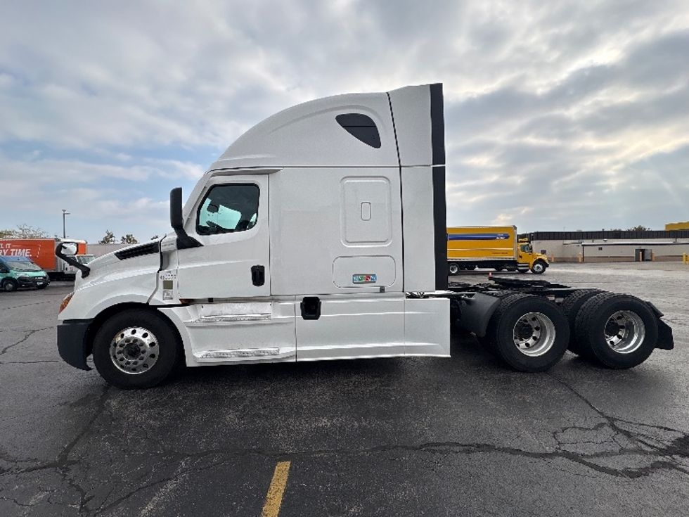Sleeper Tractor-Heavy Duty Tractors-Freightliner-2022-T12664ST-Sturtevant-WI-595,163\n\t\tmiles-$ 60,250 - Image 4