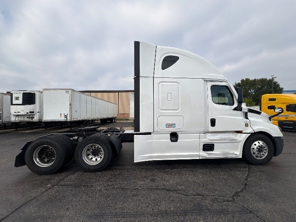 Sleeper Tractor-Heavy Duty Tractors-Freightliner-2022-T12664ST-Sturtevant-WI-595,163\n\t\tmiles-$ 60,250 - Image 8