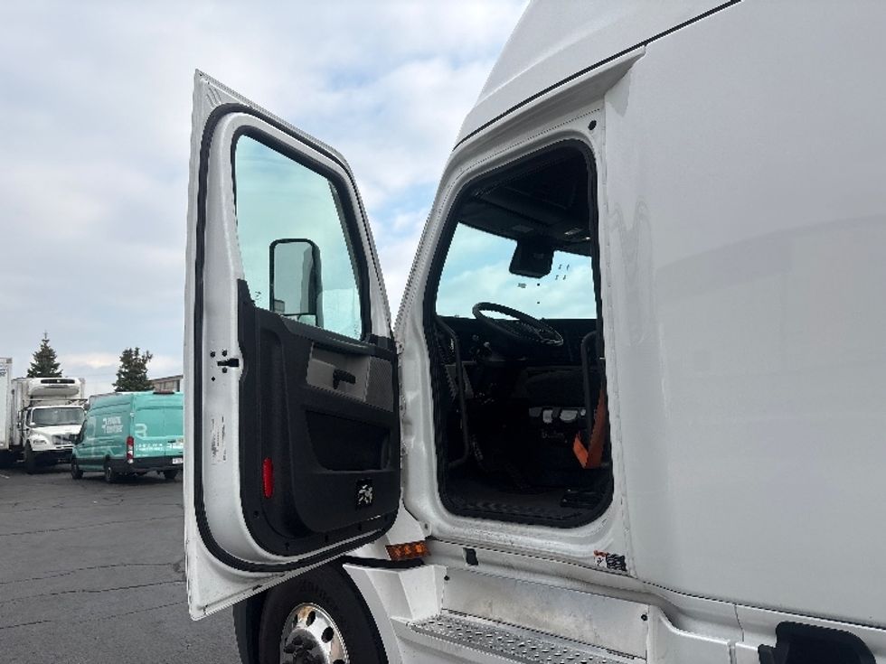 Sleeper Tractor-Heavy Duty Tractors-Freightliner-2022-T12664ST-Sturtevant-WI-595,163\n\t\tmiles-$ 60,250 - Image 9