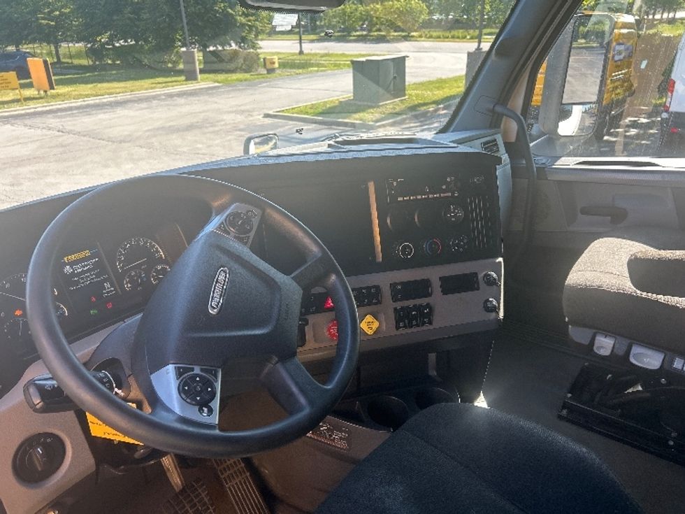 Sleeper Tractor-Heavy Duty Tractors-Freightliner-2022-T12664ST-Sturtevant-WI-615,054\n\t\tmiles-$ 58,750 - Image 10