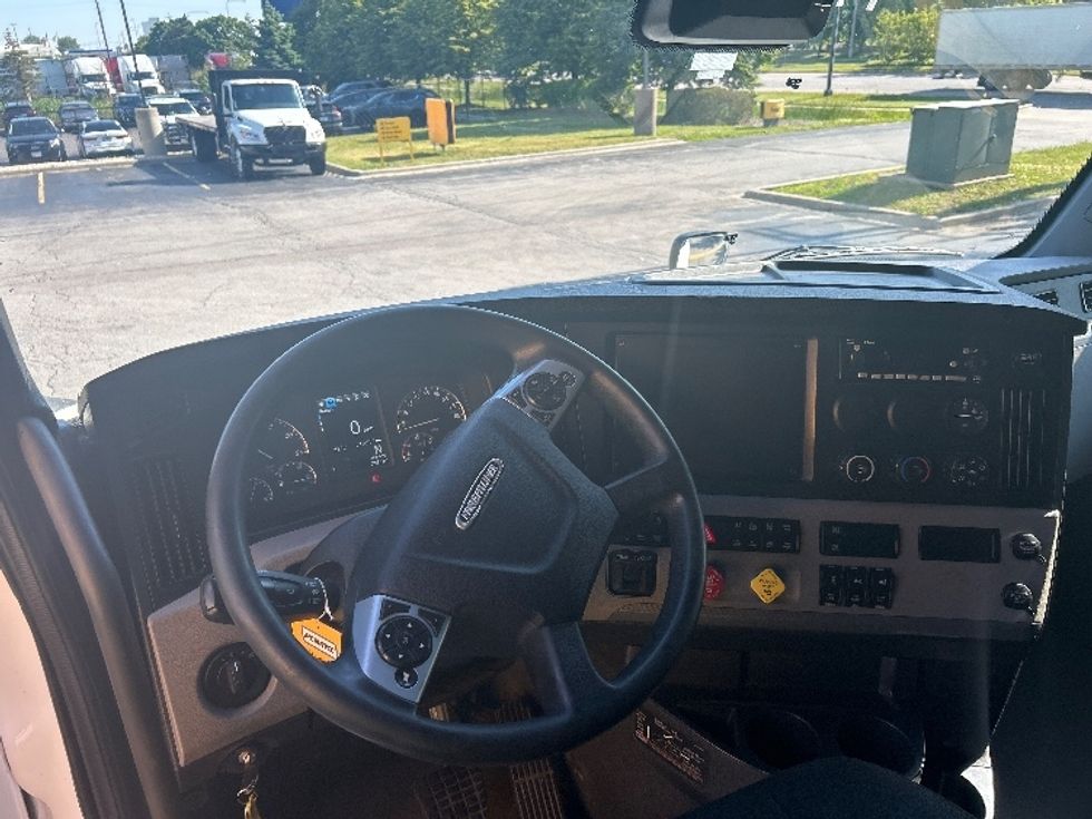 Sleeper Tractor-Heavy Duty Tractors-Freightliner-2022-T12664ST-Sturtevant-WI-615,054\n\t\tmiles-$ 58,750 - Image 11