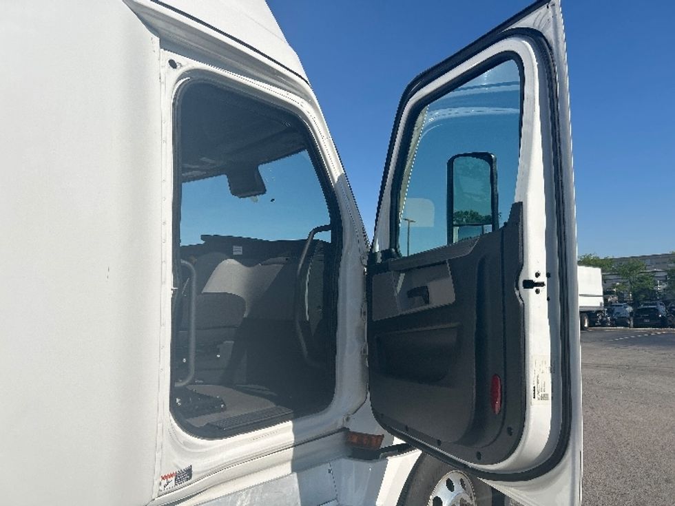 Sleeper Tractor-Heavy Duty Tractors-Freightliner-2022-T12664ST-Sturtevant-WI-615,054\n\t\tmiles-$ 58,750 - Image 13