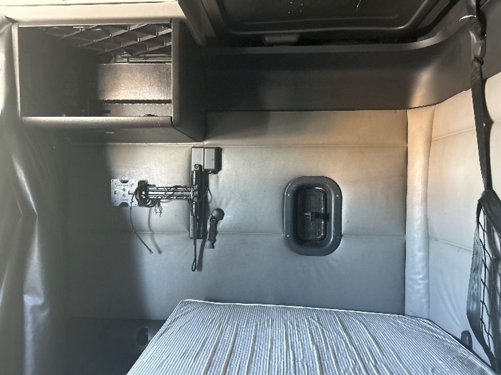 Sleeper Tractor-Heavy Duty Tractors-Freightliner-2022-T12664ST-Sturtevant-WI-615,054\n\t\tmiles-$ 58,750 - Image 19