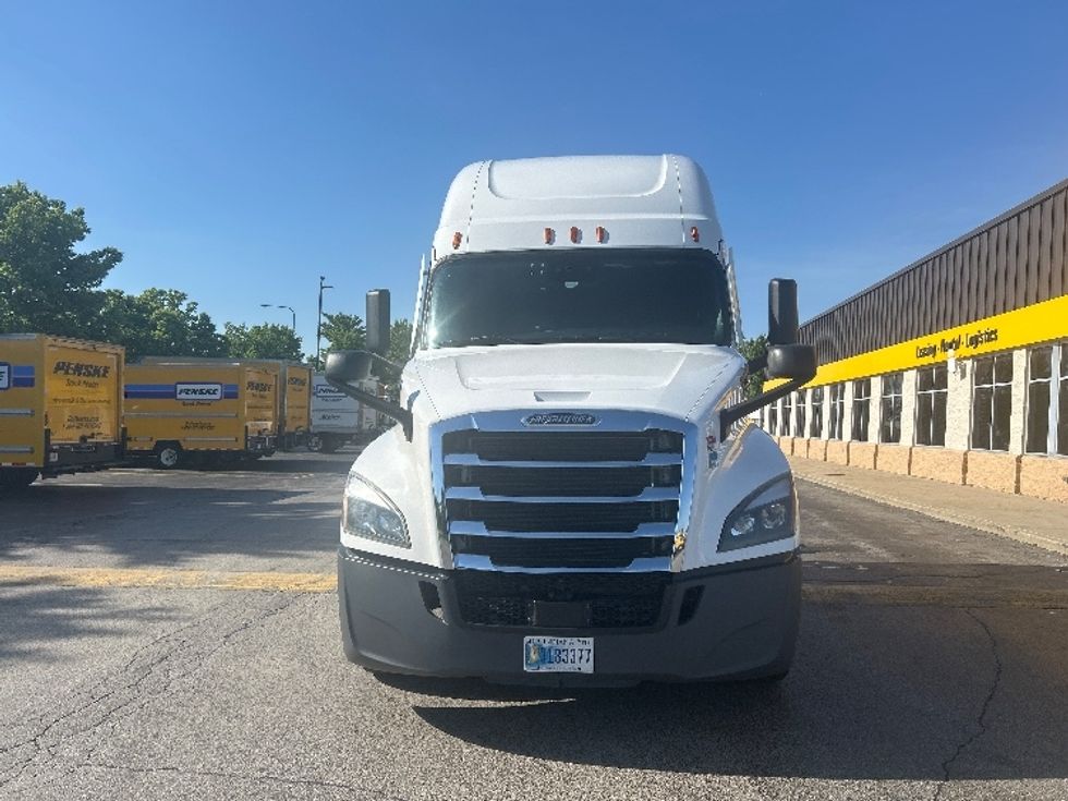 Sleeper Tractor-Heavy Duty Tractors-Freightliner-2022-T12664ST-Sturtevant-WI-615,054\n\t\tmiles-$ 58,750 - Image 2